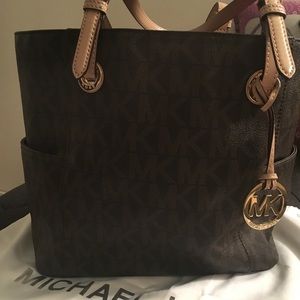 FINAL PRICE DROP Like New Michael Kors Handbag